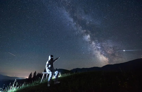 Hombre Iluminado Traje Espacial Blanco Casco Sentado Taburete Una Colina — Foto de Stock