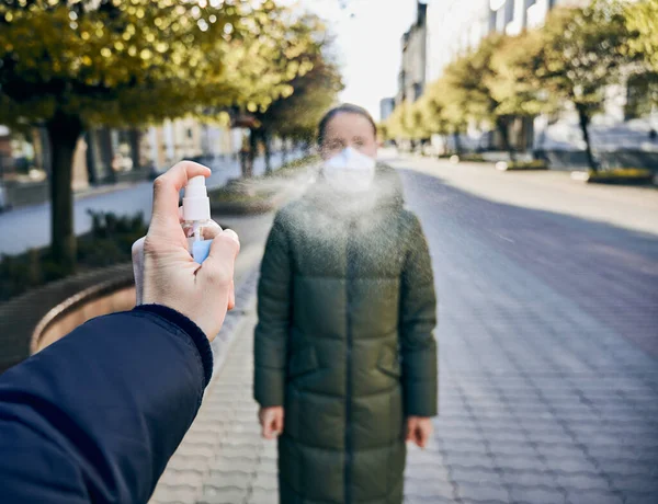 Concentrazione Selettiva Sulla Mano Del Maschio Spruzzando Liquido Base Alcol — Foto Stock