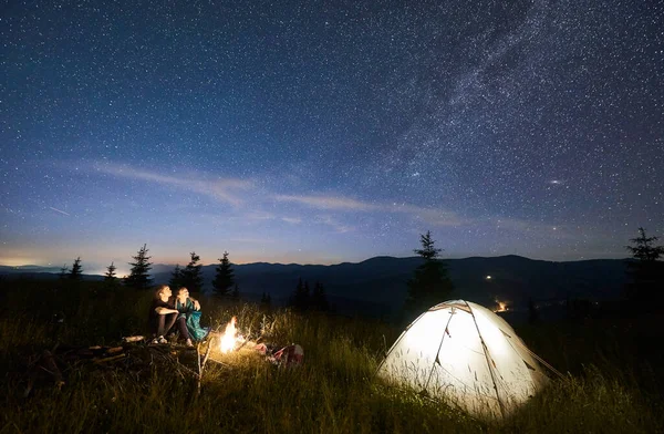 Amigos Excursionistas Sentados Banco Hecho Troncos Observando Increíble Cielo Estrellado — Foto de Stock