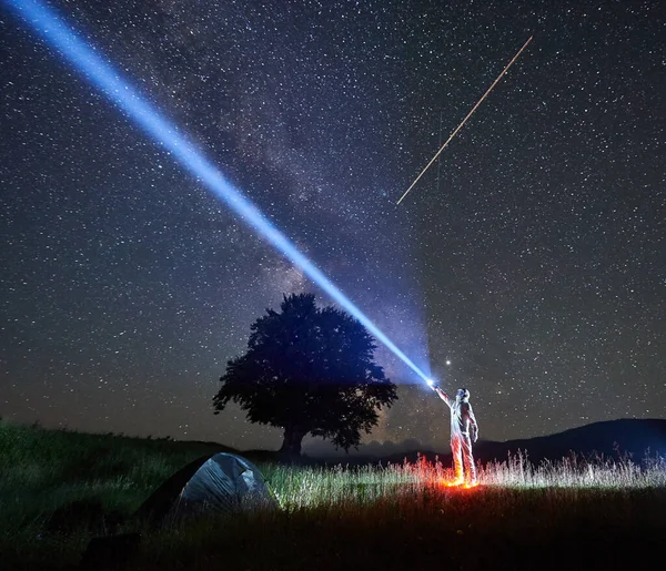 Astronauta Iluminado Con Traje Espacial Casco Dirige Rayo Luz Hacia — Foto de Stock