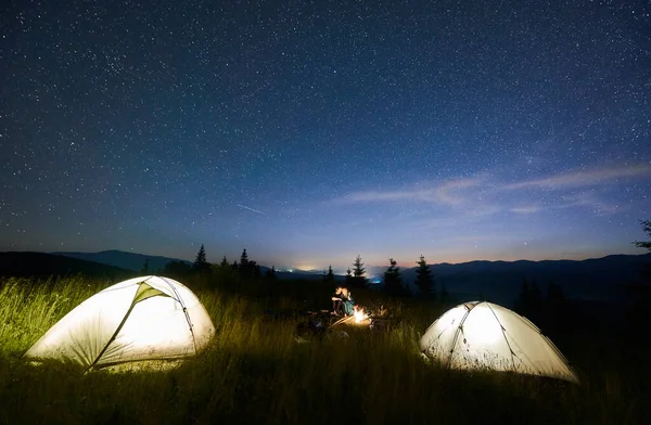 Magnífica Vista Del Cielo Estrellado Nocturno Sobre Valle Cubierto Hierba — Foto de Stock