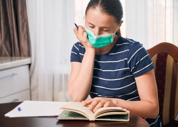 Giovane Donna Seduta Tavolo Con Maschera Che Legge Libro Università — Foto Stock