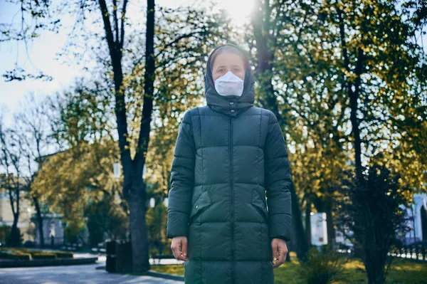 Ritratto Una Donna Maschera Piedi Fuori Nel Parco Vuoto Alberi — Foto Stock