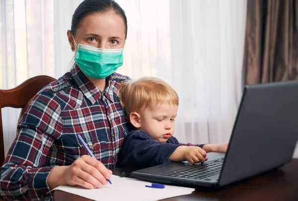 Madre Che Indossa Una Maschera Rimane Casa Lavorare Computer Tenendo — Foto Stock