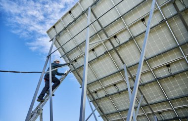 Güneş modülü zemininin yatay görüntüsü güneş pillerini ve merdiven döşeyen panelleri koruyor. Düşük açı. Yenilenebilir kaynaklar kavramı