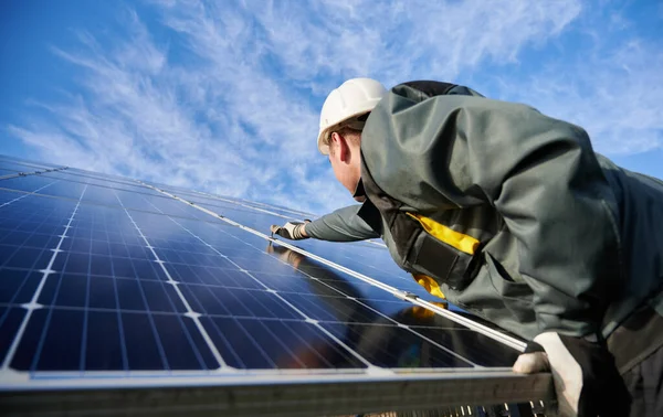 Arbeiter Uniform Arbeitshandschuhen Und Helm Unter Blauem Himmel Vor Dem — Stockfoto