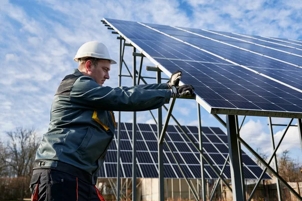 Instantâneos Horizontais Processo Instalação Painéis Solares Metal Terra Montagem Por — Fotografia de Stock