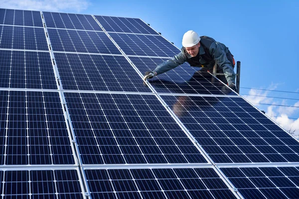 Elektricien Die Ladder Staat Blauwe Fotovoltaïsche Zonnepanelen Installeert Man Technicus — Stockfoto