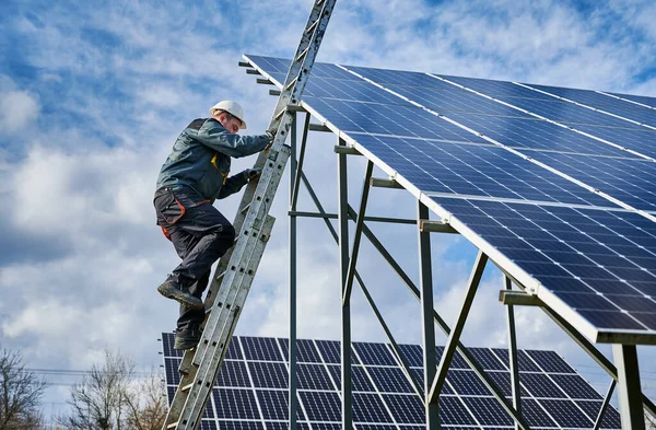 Τεχνικός Κατεβαίνει Σκάλα Μετά Την Εγκατάσταση Φωτοβολταϊκών Ηλιακών Συλλεκτών Μια — Φωτογραφία Αρχείου