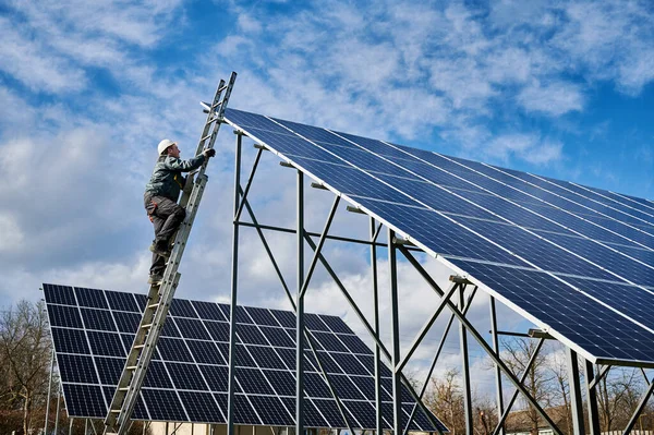 Güvenlik Kasklı Elektrikçi Fotovoltaik Güneş Modülünün Tepesine Çıkmak Için Merdivene — Stok fotoğraf