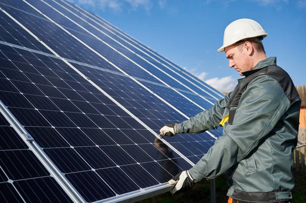 Boční Pohled Člověka Technika Bezpečnostní Helmě Opravující Fotovoltaický Solární Modul — Stock fotografie