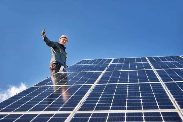 Muž Dělník Dává Palce Nahoru Usmívá Při Montáži Modré Fotovoltaické — Stock fotografie