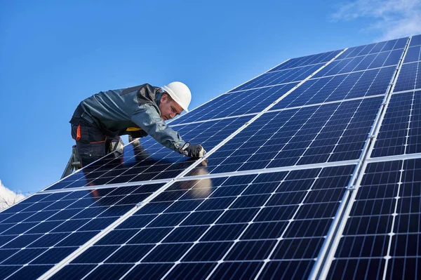 Prachtige Glanzende Zonnebatterij Oppervlak Mens Werknemer Draagt Een Uniform Staande — Stockfoto