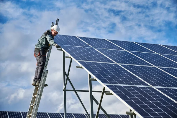 Instantâneos Horizontais Trabalhador Concentrado Vestindo Uniforme Escada Topo Planta Solar — Fotografia de Stock