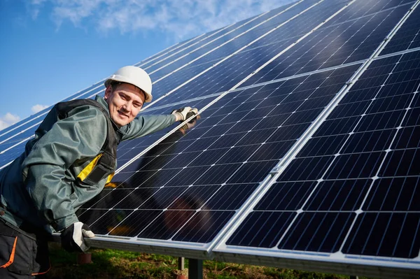 Gioioso Elettricista Uomo Casco Sicurezza Riparando Modulo Solare Fotovoltaico Maschio — Foto Stock