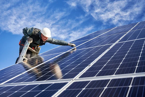 Técnico Masculino Capacete Segurança Branco Escada Instalar Painel Solar Fotovoltaico — Fotografia de Stock