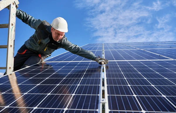 Man Elektriker Står Stege Och Installera Solcellspaneler Blå Molnig Himmel — Stockfoto