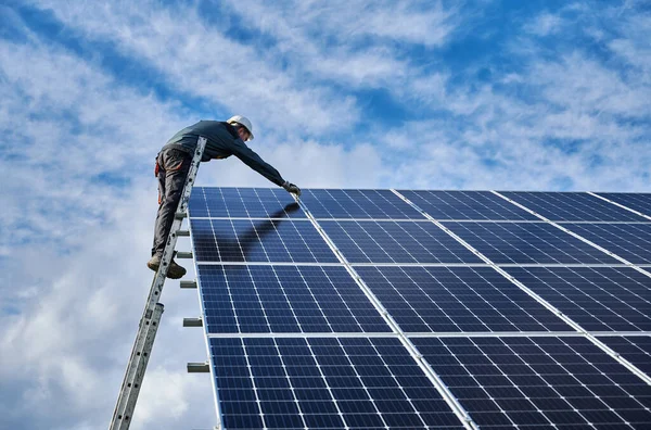 Trabalhador Eletricista Masculino Reparando Módulo Solar Fotovoltaico Escada Sob Belo — Fotografia de Stock