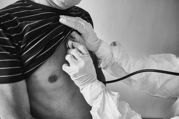 Foto Perto Médico Traje Proteção Epi Examinando Paciente Idoso Sexo — Fotografia de Stock