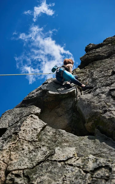 Χαμηλή Γωνία Θέασης Γυναίκα Ορειβάτης Αθλητικά Ρούχα Αναρρίχηση Αλπική Κορυφογραμμή — Φωτογραφία Αρχείου
