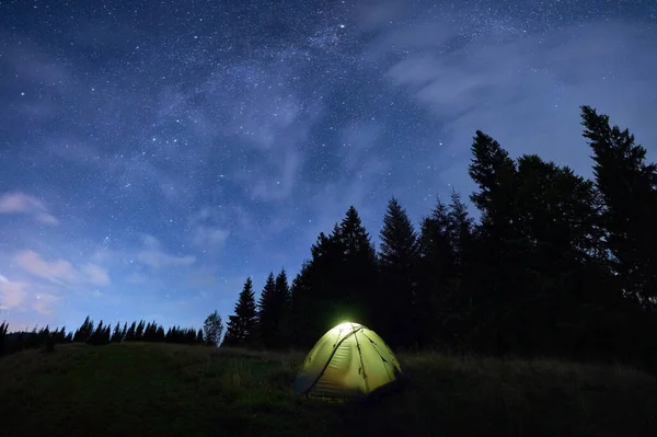 Magnífica Noite Verão Nas Montanhas Céu Mágico Cheio Estrelas Sobre — Fotografia de Stock