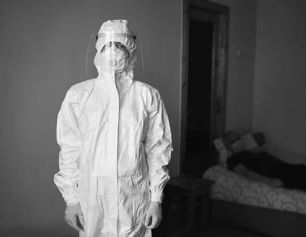 Immagine Bianco Nero Del Medico Tuta Ppe Maschera Facciale Guanti — Foto Stock