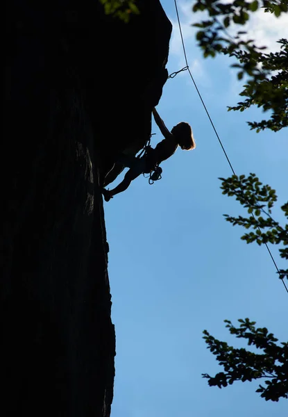 Silhueta Alpinista Feminina Escalando Rocha Extremamente Vertical Sob Céu Azul — Fotografia de Stock