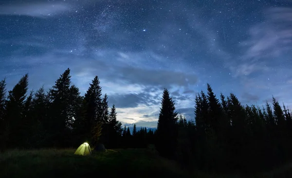Vista Panorâmica Céu Estrelado Noite Com Tenda Turística Iluminada Floresta — Fotografia de Stock