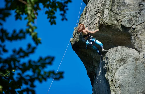 Γενναία Κυρία Alpinist Αθλητικά Ρούχα Αναρρίχηση Εξαιρετικά Κάθετη Πέτρα Κάτω — Φωτογραφία Αρχείου