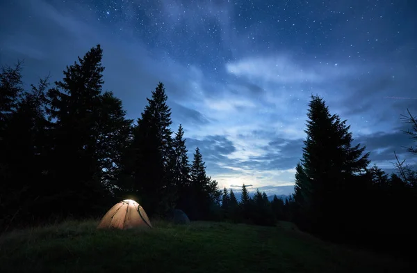 Magnífica Vista Céu Azul Noite Sobre Prado Com Tenda Acampamento — Fotografia de Stock