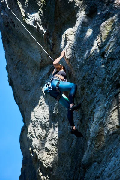 Γενναίο Θηλυκό Alpinist Αθλητικά Ρούχα Χρησιμοποιώντας Σχοινί Ενώ Αναρρίχηση Σχηματισμό — Φωτογραφία Αρχείου