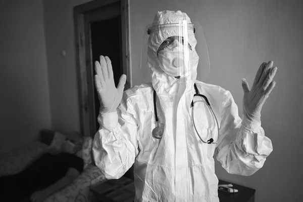 Černobílý Obraz Lékaře Obleku Respirátoru Rukavicích Fonendoskopem Hostujícího Pacienta Doma — Stock fotografie