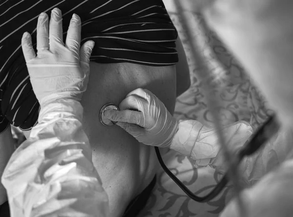 Retirada Perto Mão Médico Traje Proteção Epi Examinando Homem Idoso — Fotografia de Stock