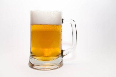 Beyaz arka planda bir kupa bira.