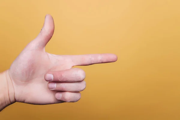Человеческая Рука Желтом Фоне Мужская Рука Оранжевом Фоне — стоковое фото