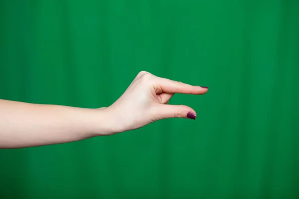 Руки женщины держат пальцы — стоковое фото