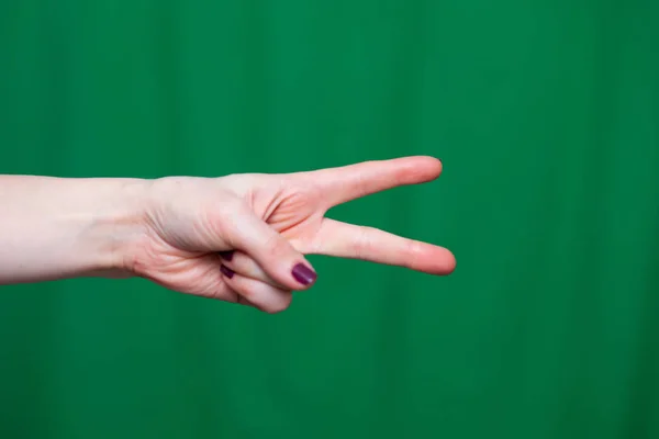 Рука женщина с двумя пальцами — стоковое фото