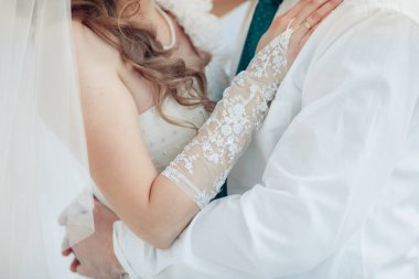 Yeni evliler kucaklayan