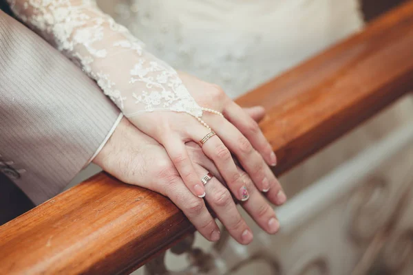 Sposa e sposo che si tengono per mano — Foto Stock