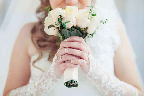 The bride holds a wedding bouquet — Stock Photo, Image