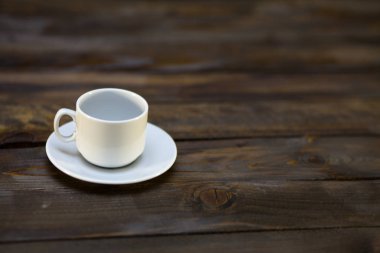 Boş beyaz kahve fincanı ve tabağı