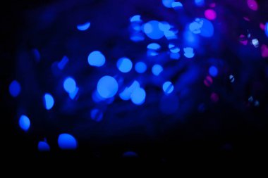 Siyah zemin üzerine mavi bokeh soyut