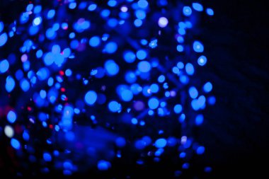 Siyah zemin üzerine mavi bokeh soyut