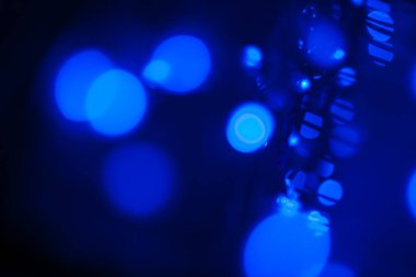 Siyah bir zemin üzerine mavi bokeh soyut