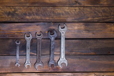 Ahşap arka plan üzerinde çeşitli anahtarı ayarla