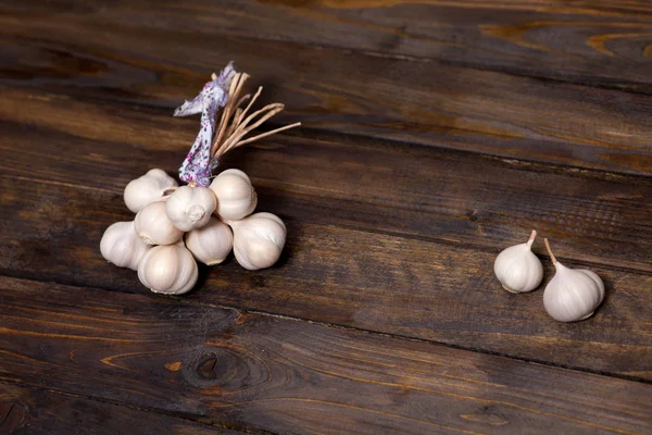 Mazzo di aglio su sfondo di legno — Foto Stock