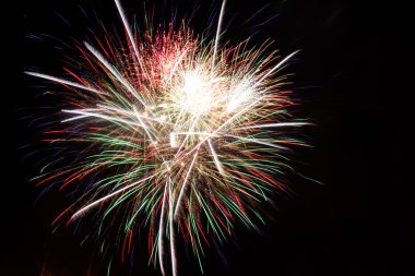 siyah gökyüzü karşı renkli havai fişek