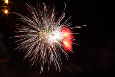 siyah gökyüzü karşı renkli havai fişek