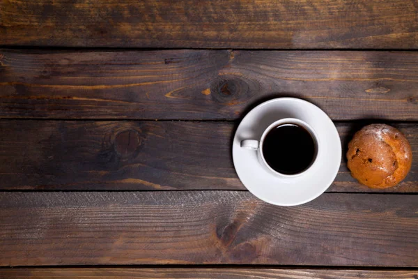 Caneca de café branco e bolo em um fundo de madeira — Fotografia de Stock