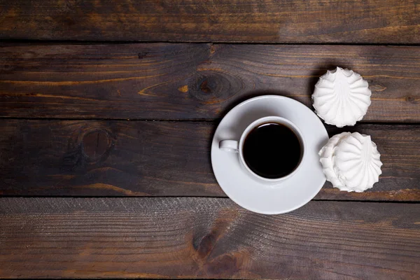 Chávena branca de café com dois marshmallow branco — Fotografia de Stock